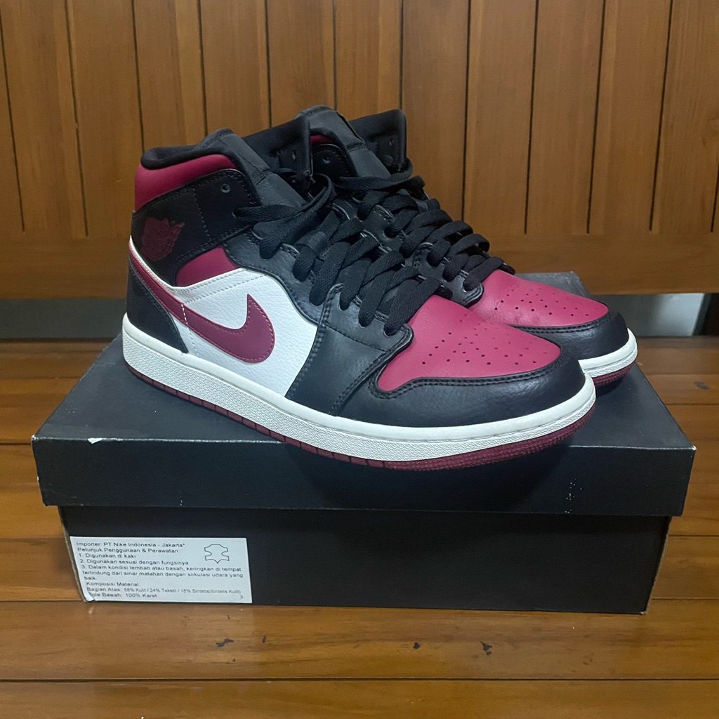 Nike Air Jordan 1 mid Bred Toe