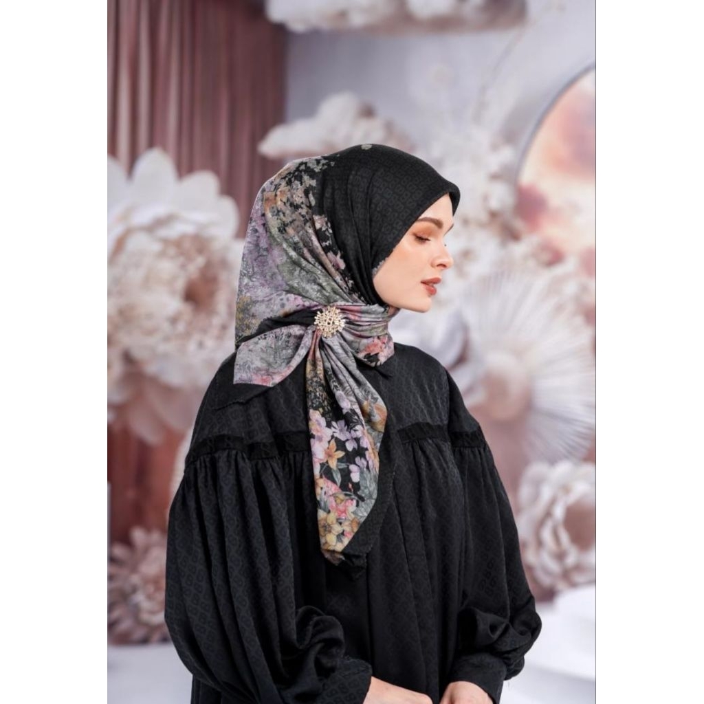 Buttonscarves Champ De Fleurs - Black Iris