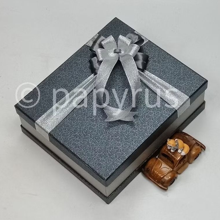 

PAPYRUS Sandwich 25x30 Tinggi 10cm Kotak Kado Gift Box Hardbox Hampers Hadiah V1