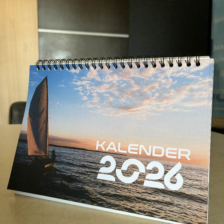 

Kalender Meja Custom Tahun 2026 Penyangga Duplex Isi 7 Lembar 2 Muka