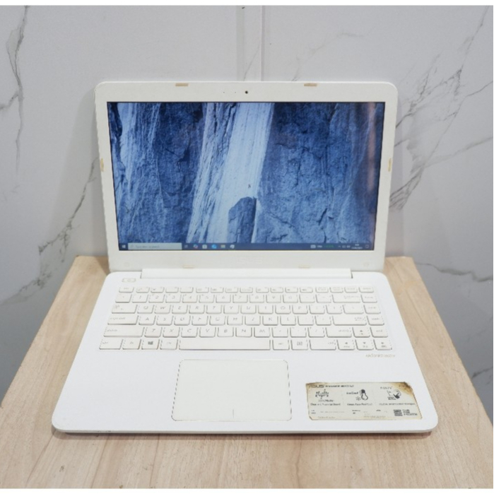 Laptop Asus E14 E402YA AMD E2-7015 Ram 4GB Ssd 512Gb SIap Pakai
