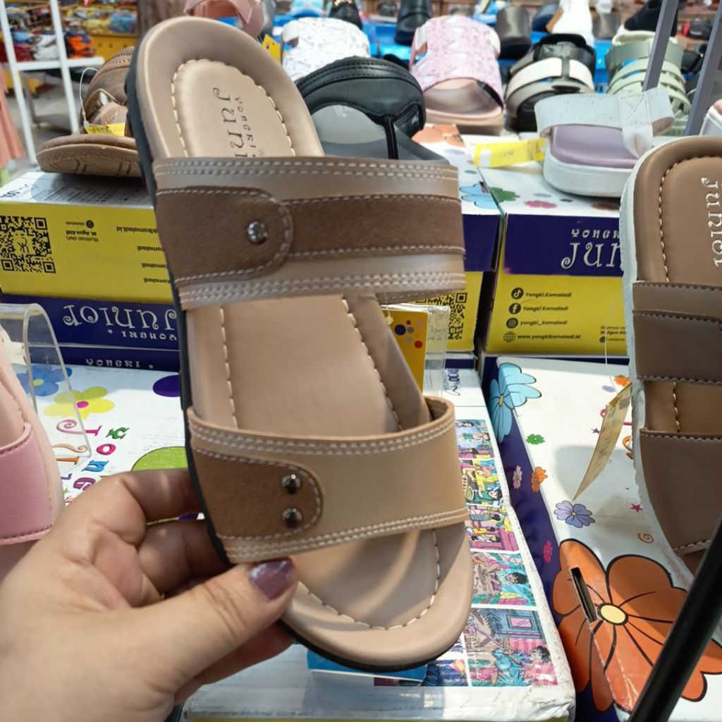 SANDAL DAN SEPATU ANAK YONGKI KOMALADI