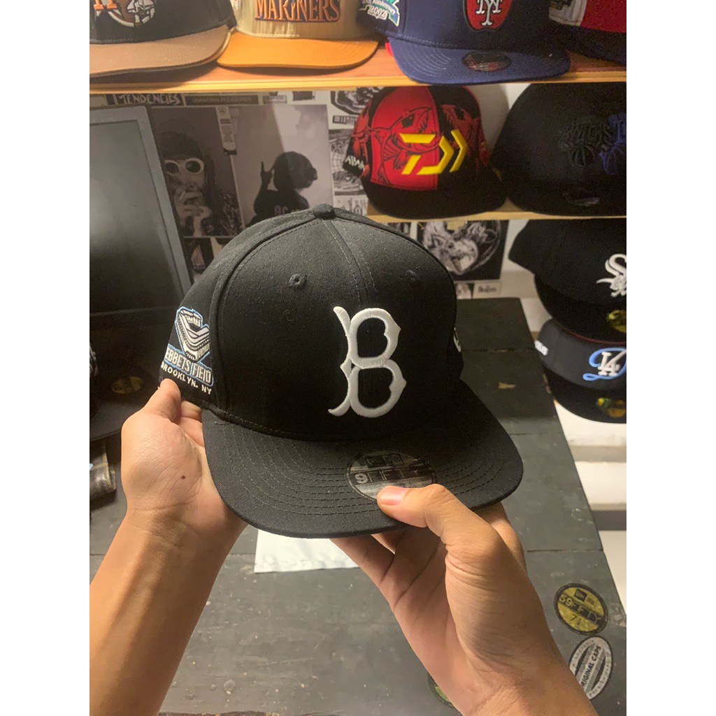 Topi Logo B