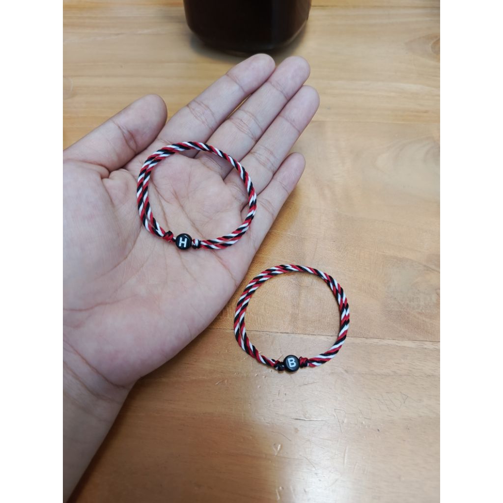 Gelang Tridatu Inisial Huruf Bulat Hitam