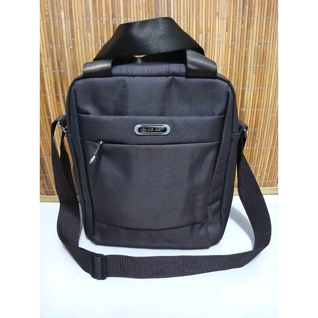 preloved (bekas pakai) tas slingbag cowok brand Jia Jun
