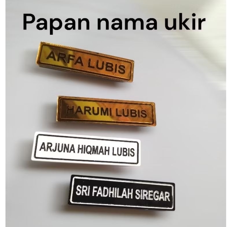 

papan nama akrilik ukir gold putih dan hitam pakai magnet