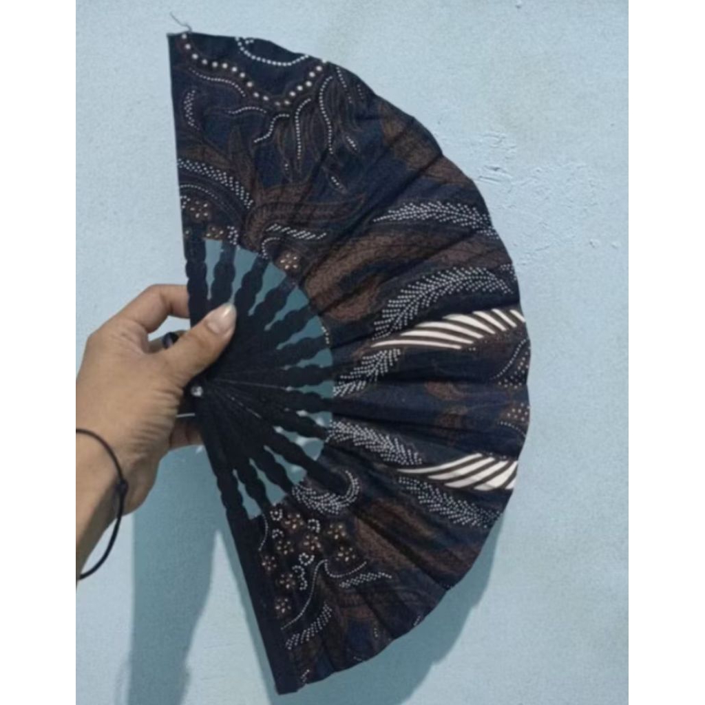 Kipas batik Sedang Gagang Hitam Tanpa kemasan.