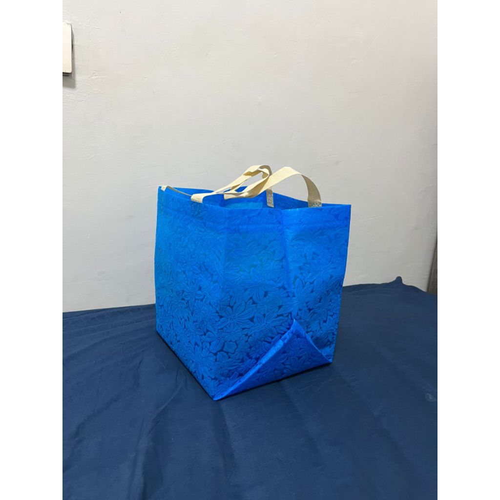 

TERLARIS (ISI 1 PACK = 60 PCS) Tas Hajatan Goodiebag Full Embos 22x22 cm / Tas Nasi Box / Tas Spunbond / Tas Belanja