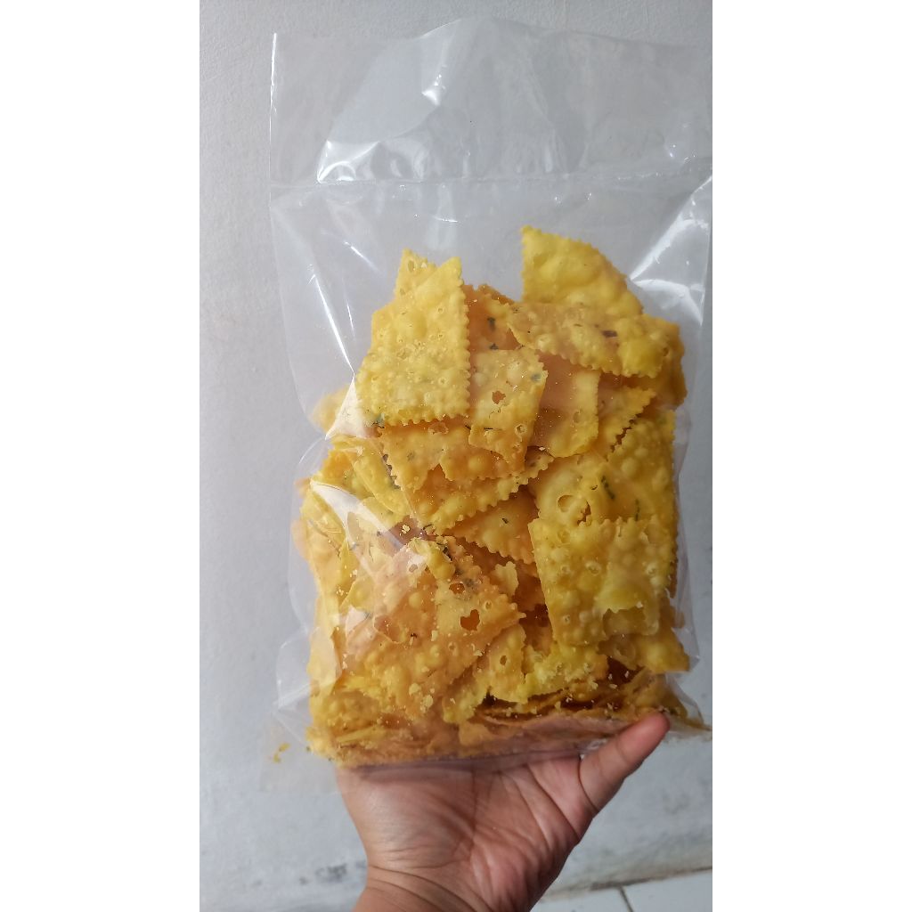 

Pangsit bawang Kripik pangsit bawang (Snacksi.Abah)