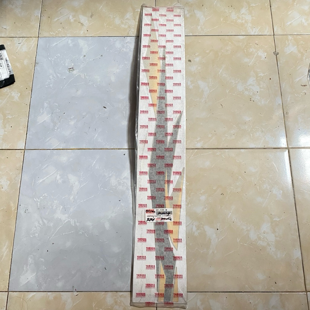 striping stiker Body belakang KANAN Yamaha jupiter Z 2003 Kuning original YGP 5TP-F173F-30