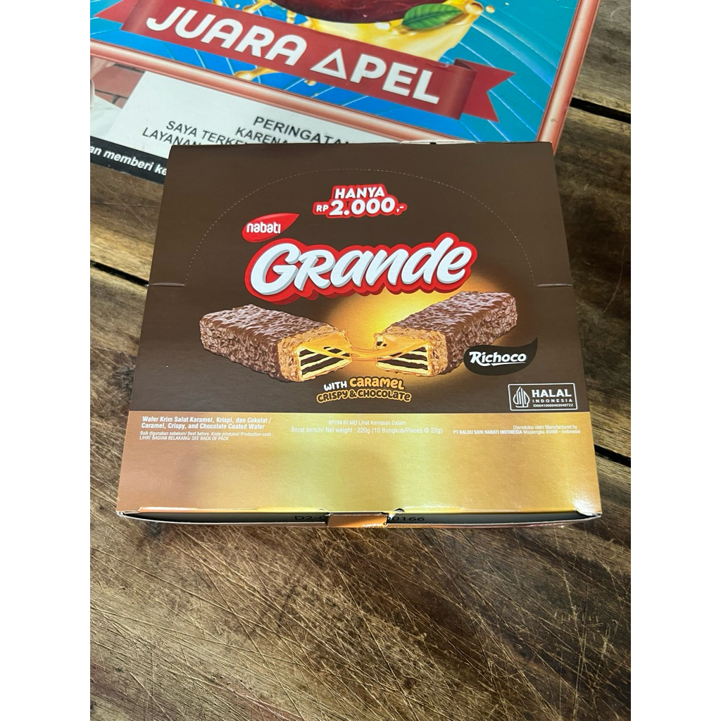 

Nabati Grande 1 Box isi 10 Pcs - Richoco Wafer Caramel Crispy Chocolate Coklat