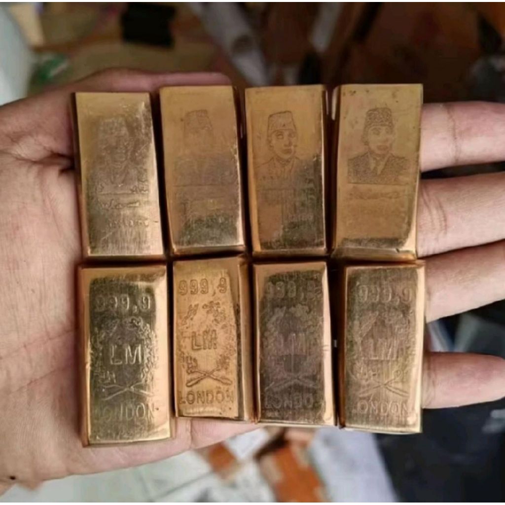 Souvernir pajangan Lm Soekarno/ Padi Kapas kuningan 24karat