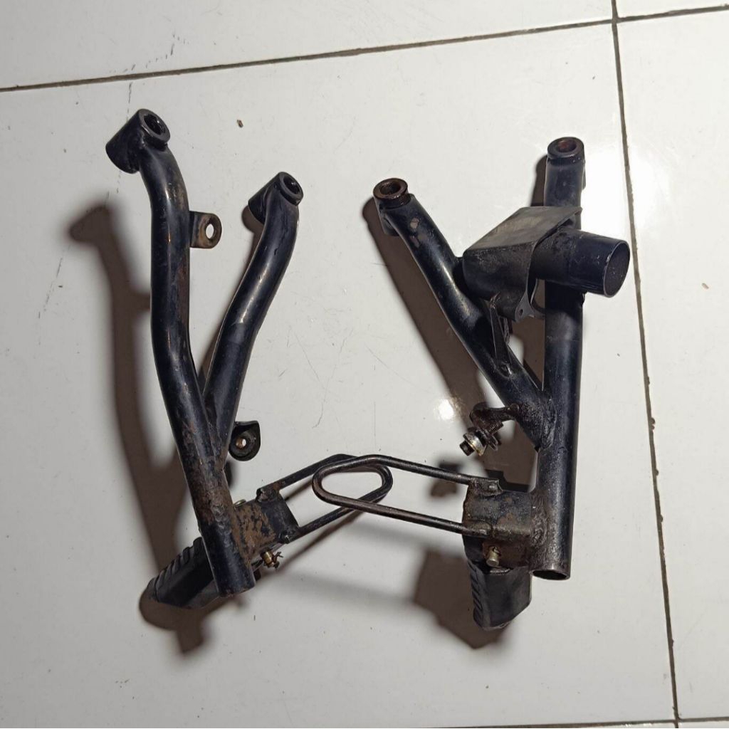 Footstep Belakang Vario 110 Karbu/Techno Karbu Original Copotan