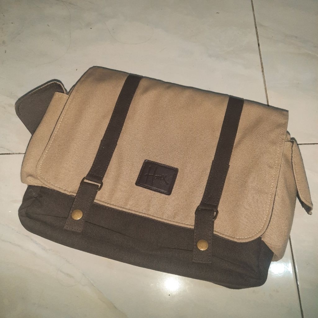 preloved bekas Tas Kamera HNX-005 KHAKI - Sling Bag for DSLR Mirrorless Laptop camera bag