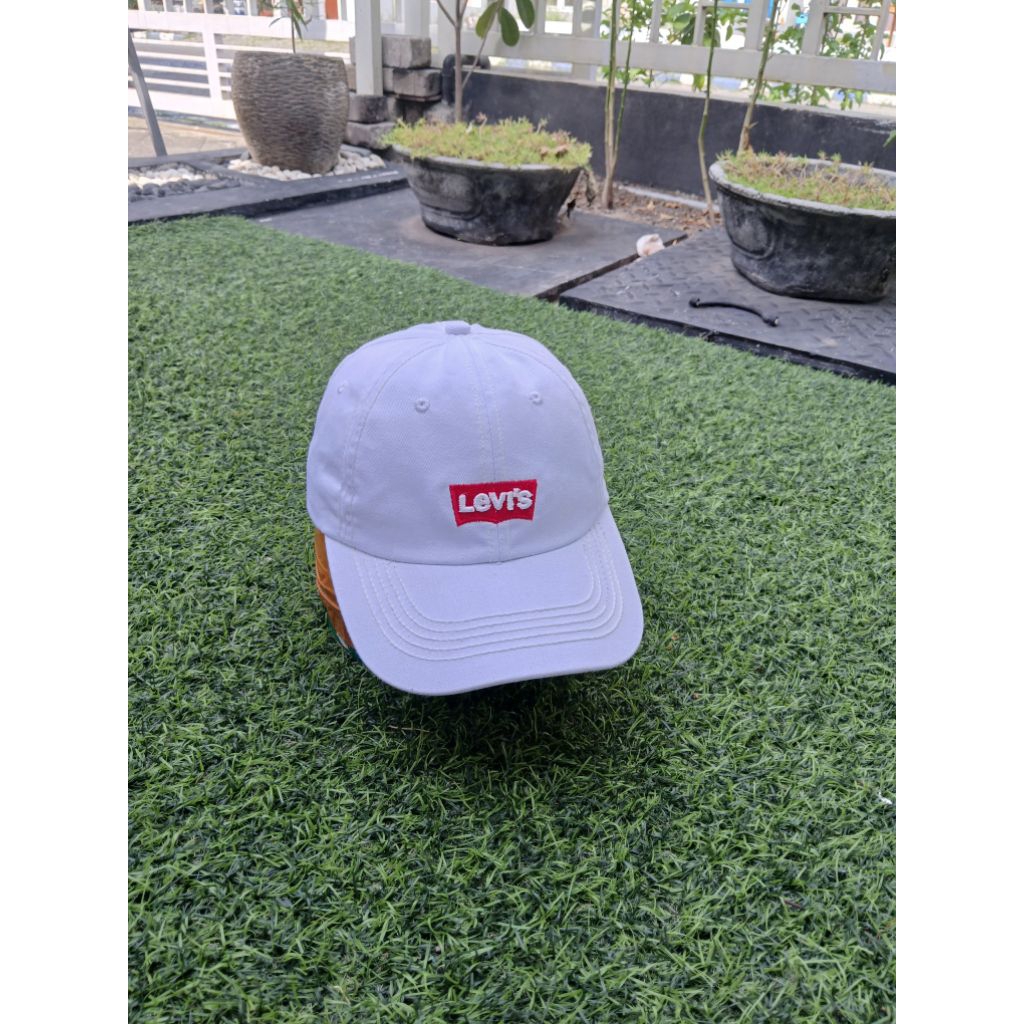 topi olahraga dan gaya thrifting