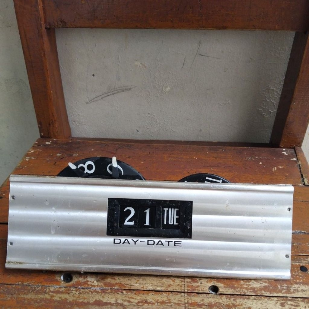 KALENDER JAM BANDUL KUNO KOREA