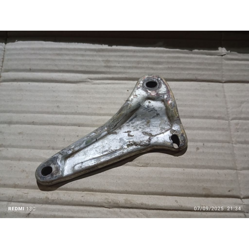 dudukan knalpot c50 c70 original