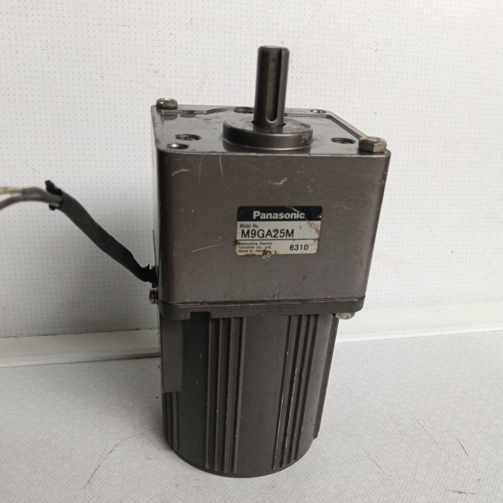 panasonic dinamo GEARBOX AC 1phase.   220 volt.   40 WATT.  RATIO 1:25.  rpm 61