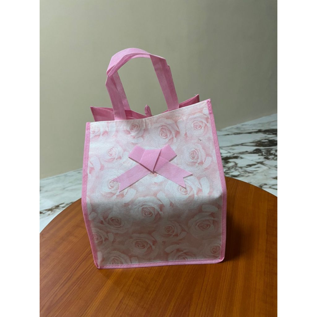

(ISI 1 LUSIN = 12 PCS) Tas Hajatan Goodiebag Motif Bunga Pita 22x22 cm / Tas Nasi Box / Tas / Tas Belanja