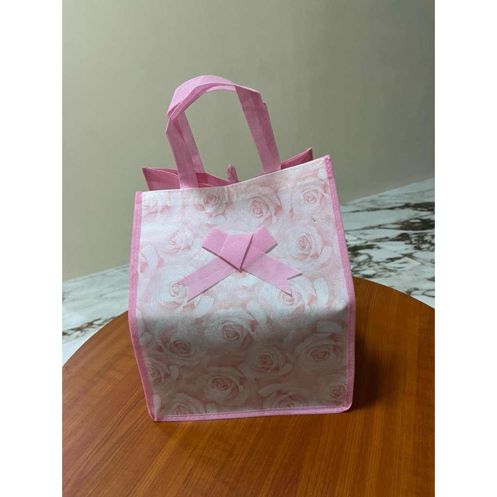 

(ISI 1 LUSIN = 12 PCS) Tas Hajatan Goodiebag Motif Bunga Pita 22x22 cm / Tas Nasi Box / Tas / Tas Belanja