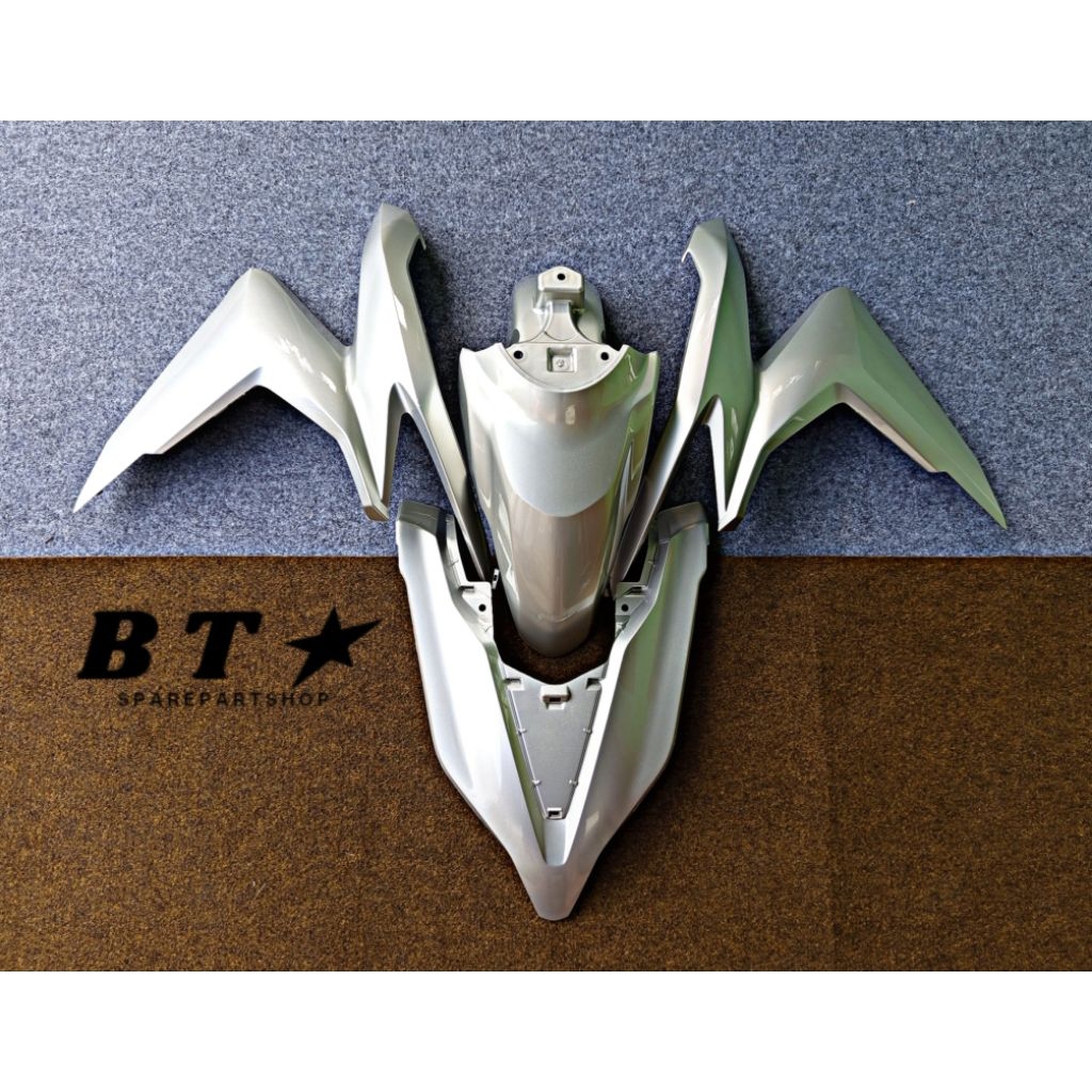 paket tameng sayap kanan kiri spakbor siap pasang honda Vario 125/150 k59 2018-2023 warna silver glo