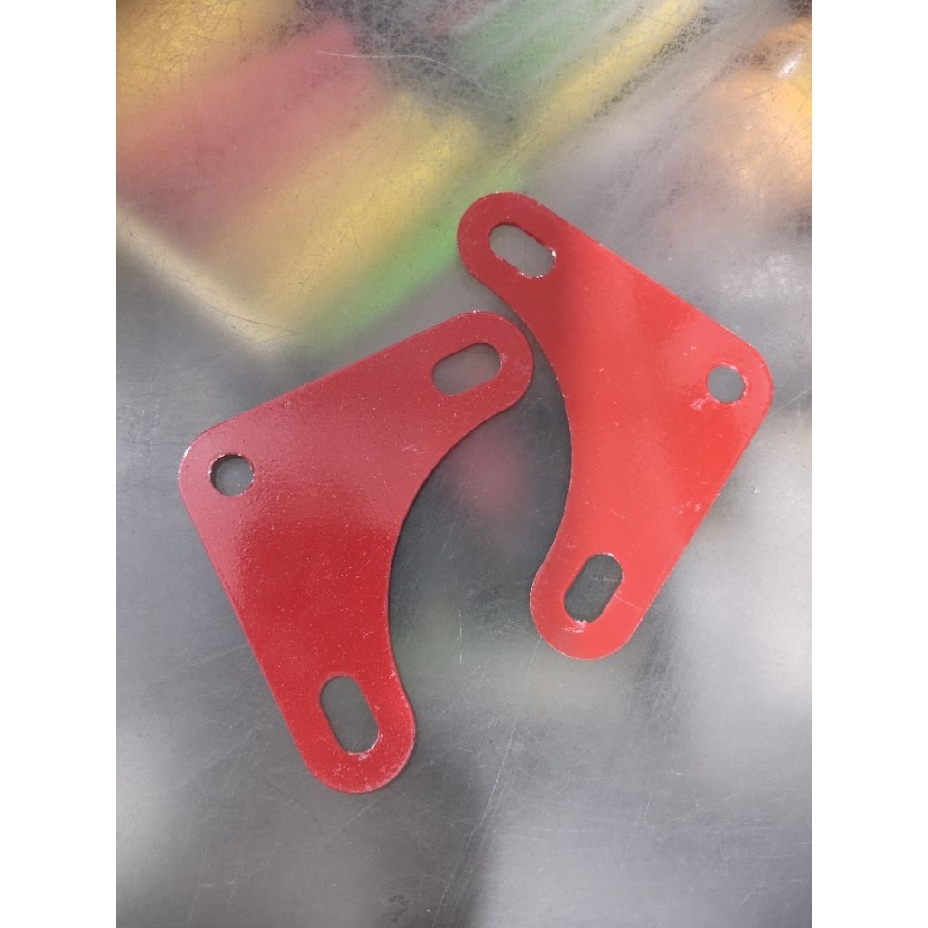 PLAT BESI SIKU LUBANG MERAH