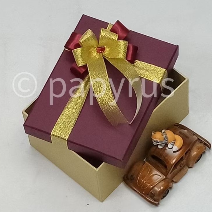 

PAPYRUS Kombinasi 15x20 Tinggi 8cm Kotak Kado Gift Box Hardbox Hampers V1