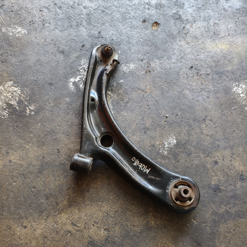 lower arm brio/mobilio(kanan)