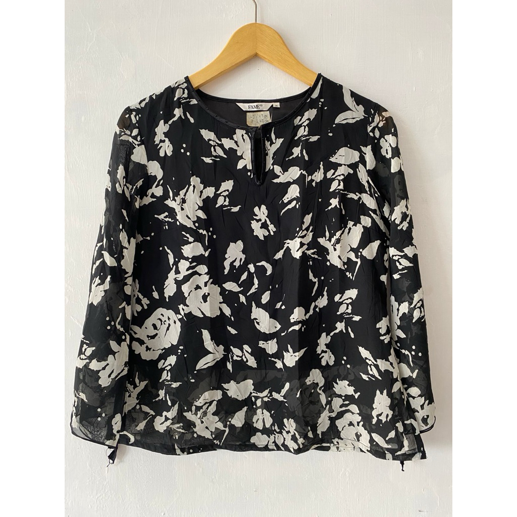 Preloved blouse hitam putih motif bunga