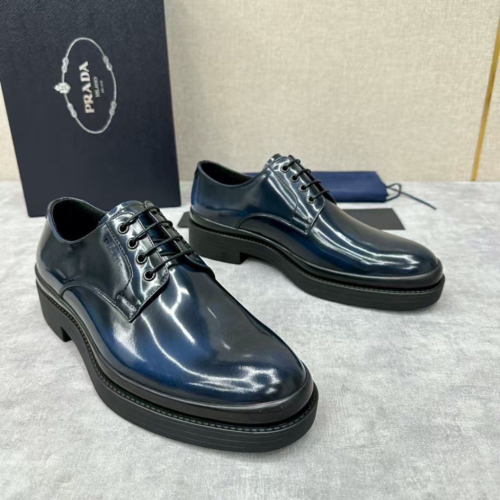 Prada's new high-end casual leather shoes are shiny blue thick soled lace up men's leather shoes, co