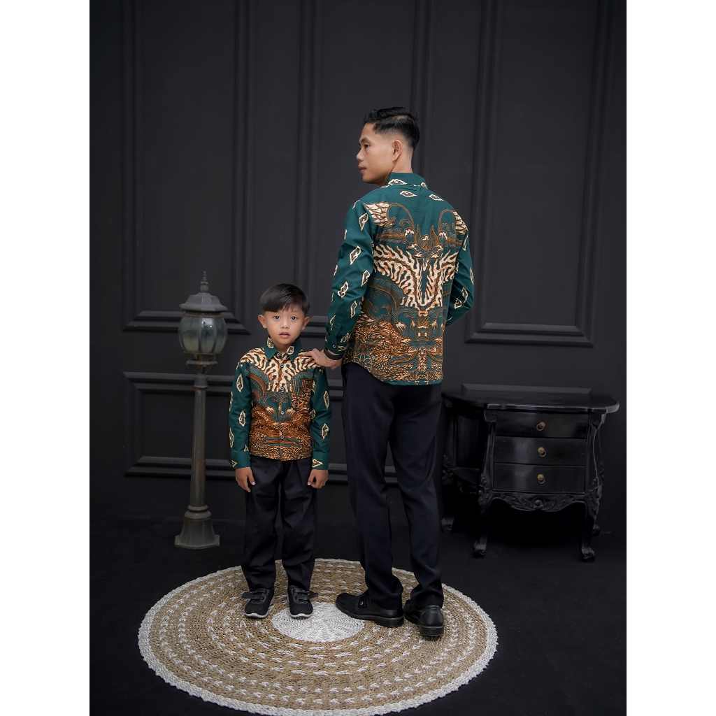 Kemeja batik couple warna hijau emerlad yang lg di incar buat acara keluarga dan pesta