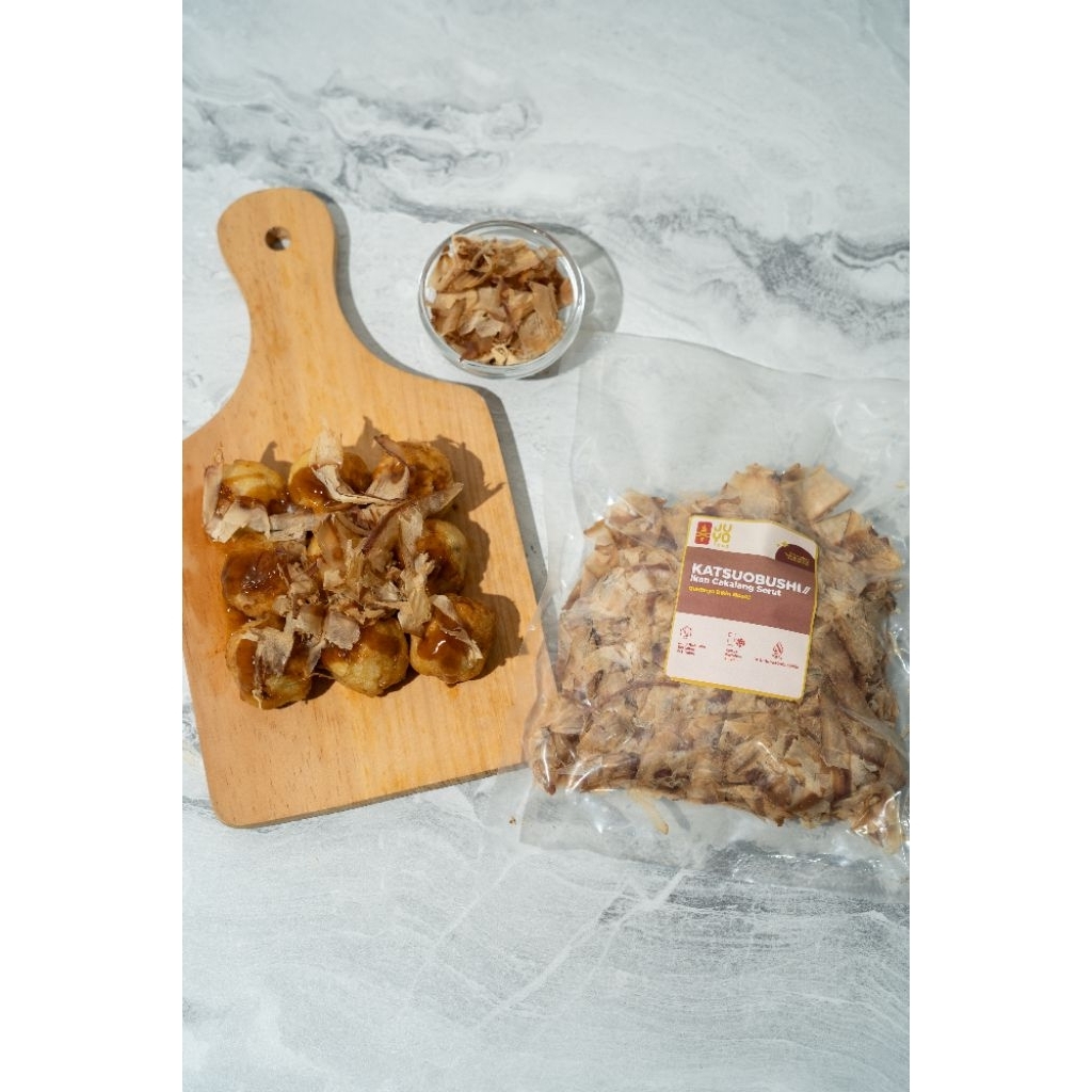 

KATSUOBUSHI 100 GRAM, bonito flakes, ikan cakalang serut. Untuk toping takoyaki. Halal!