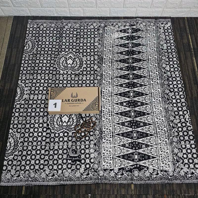 SARUNG BATIK LARGURDA HITAM PUTIH