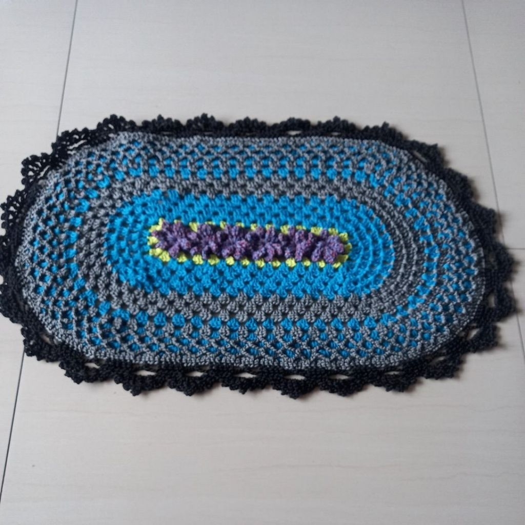 Taplak meja rajut bentuk oval sederhana tapi mewah dengan design yang unik biru hitam