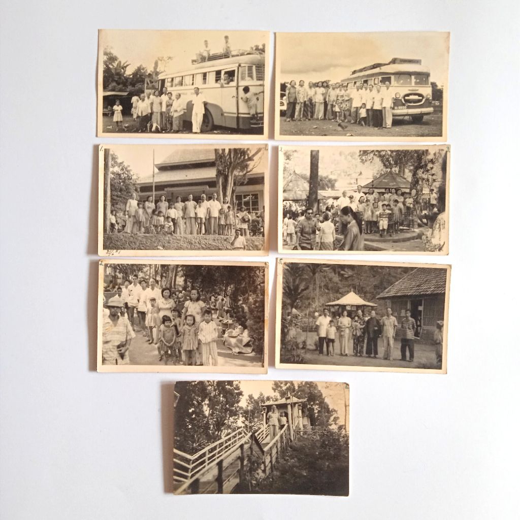 

Antik Vintage Foto Hitam Putih Wisata Tamasya Keluarga Tionghoa Tertanggal 26 Juni 1961 7 pcs Ukuran Post Card Utuh Layak Koleksi