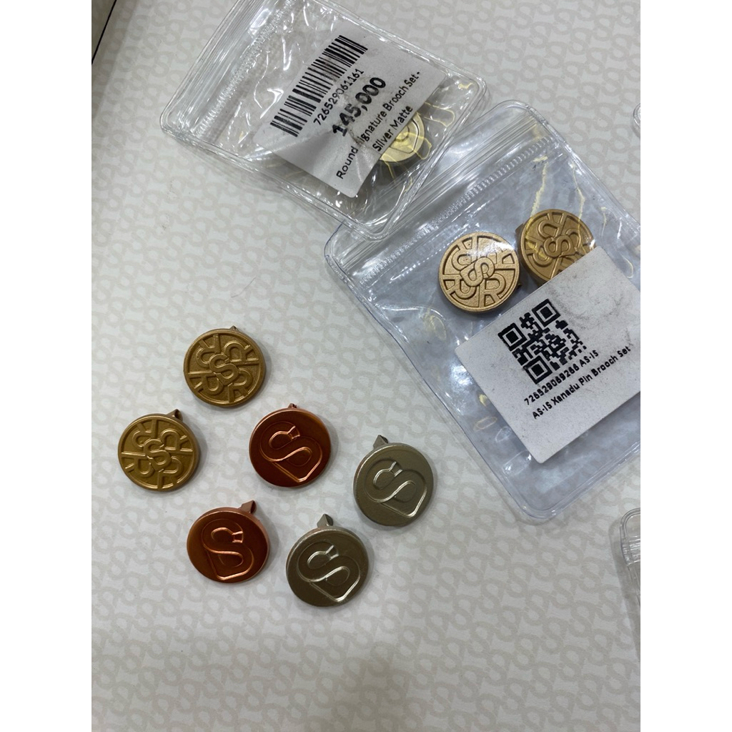 bros/pin buttonscarves