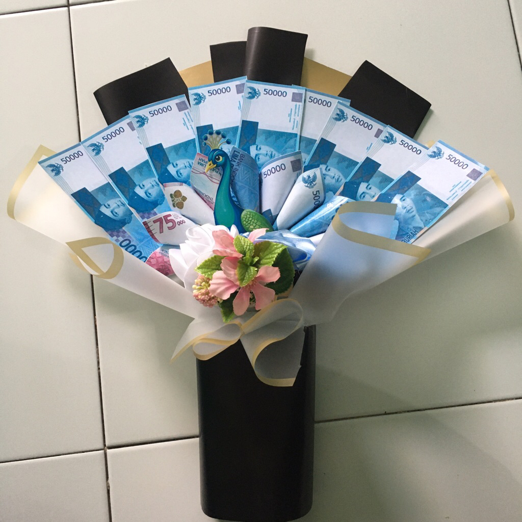 Bucket Bunga Satin + Uang (Asli / Palsu) – Kado Wisuda, Anniversary, Lamaran