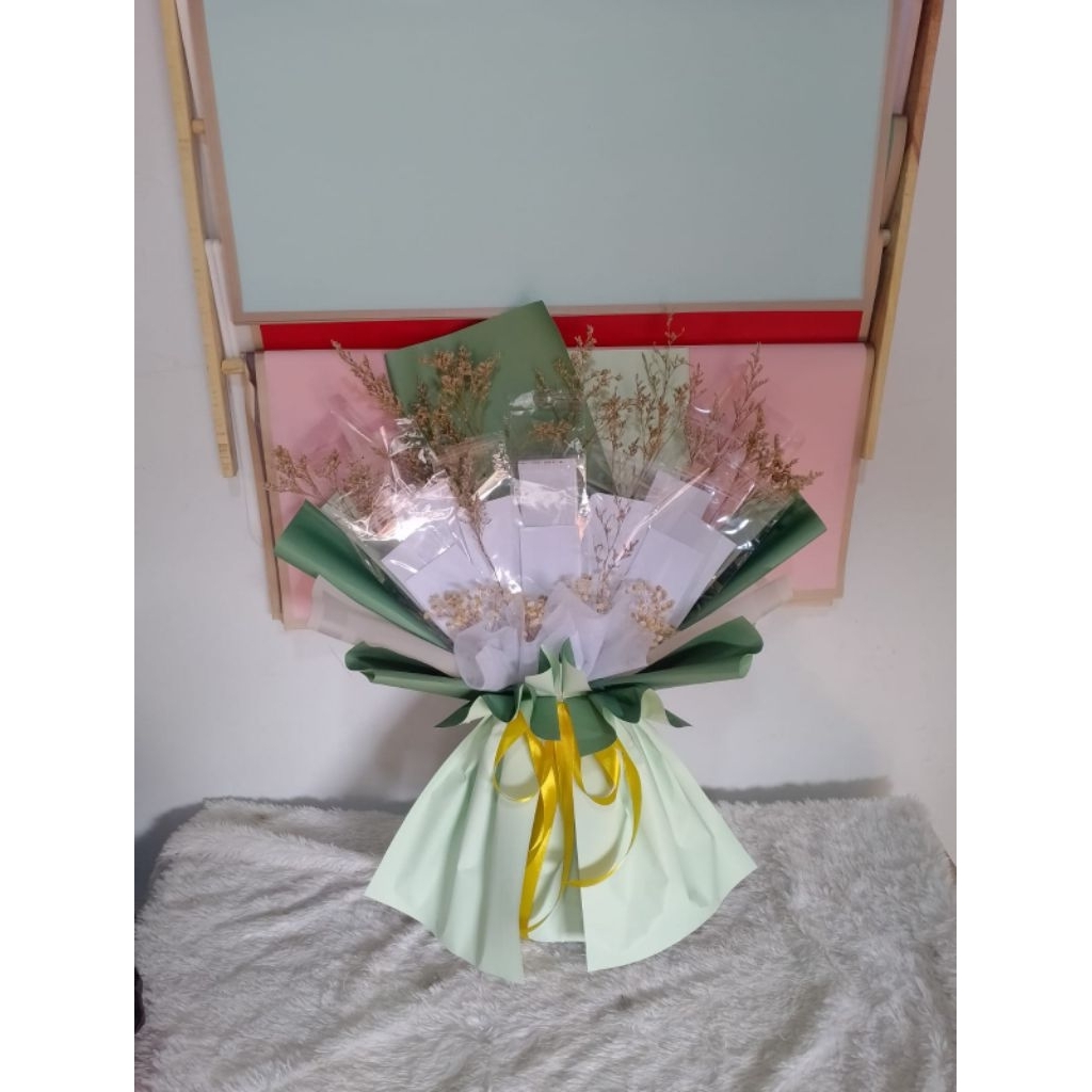 buket uang 10 slot dengan bunga kering