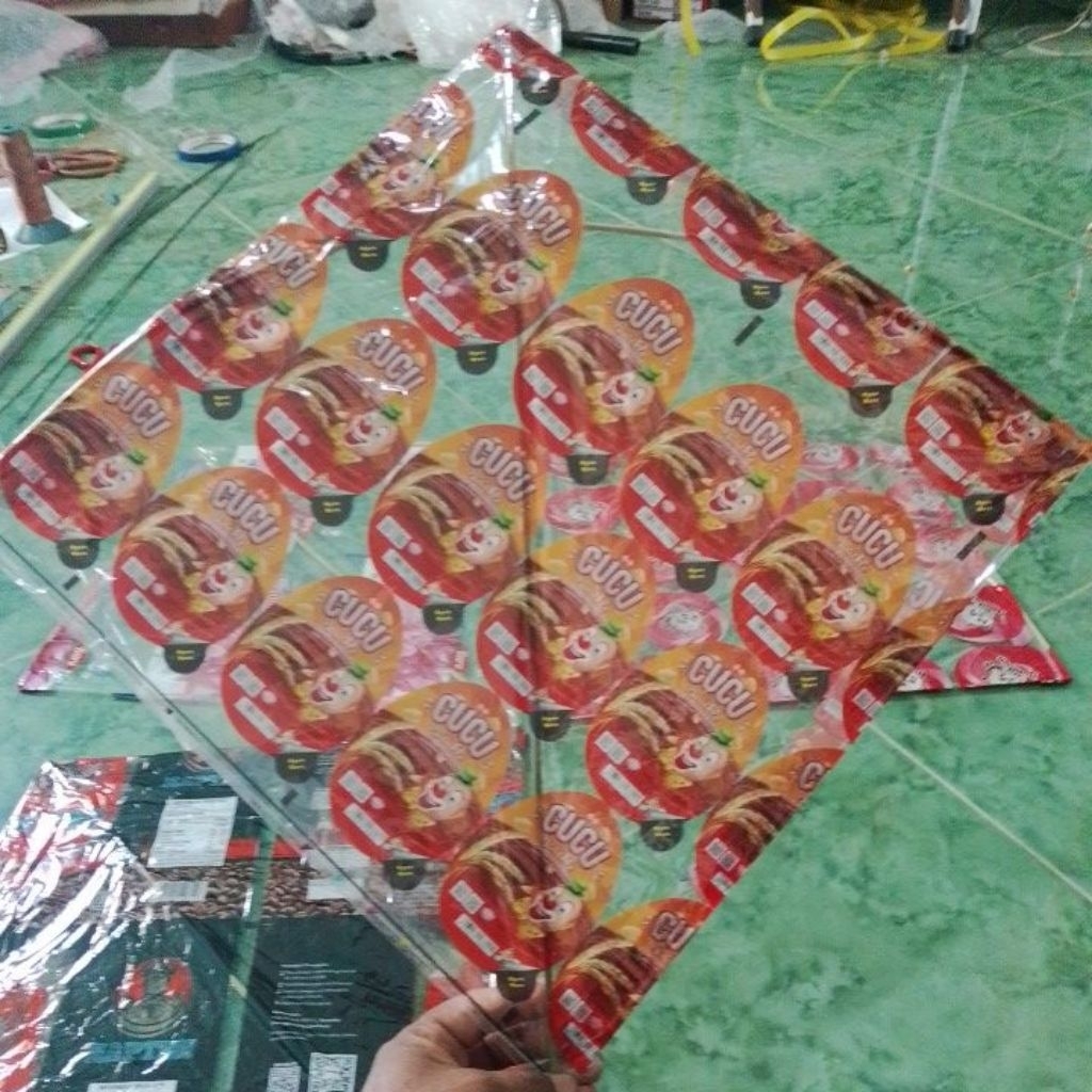 layangan aduan / layangan sambitan / layangan plastik