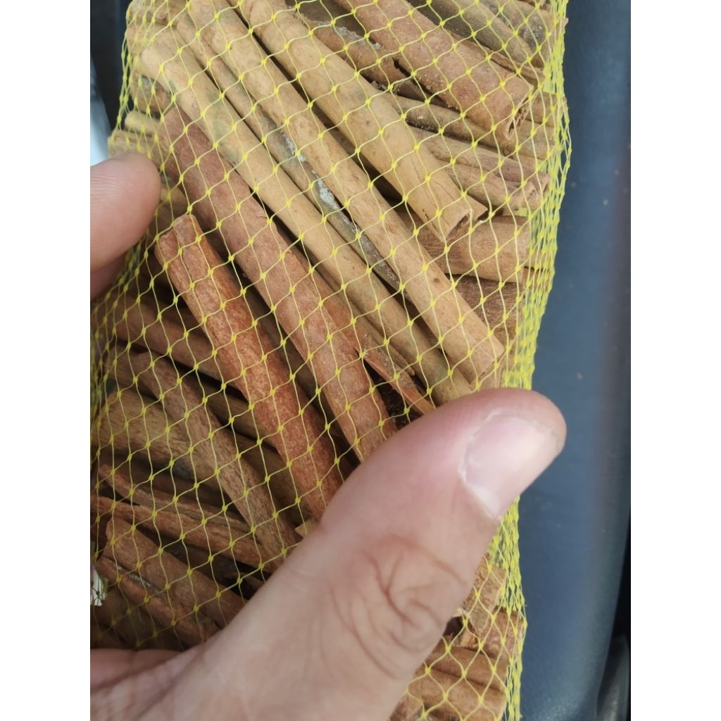 

kayu manis / keningar batang an sudah di potong pendek per 1 kg