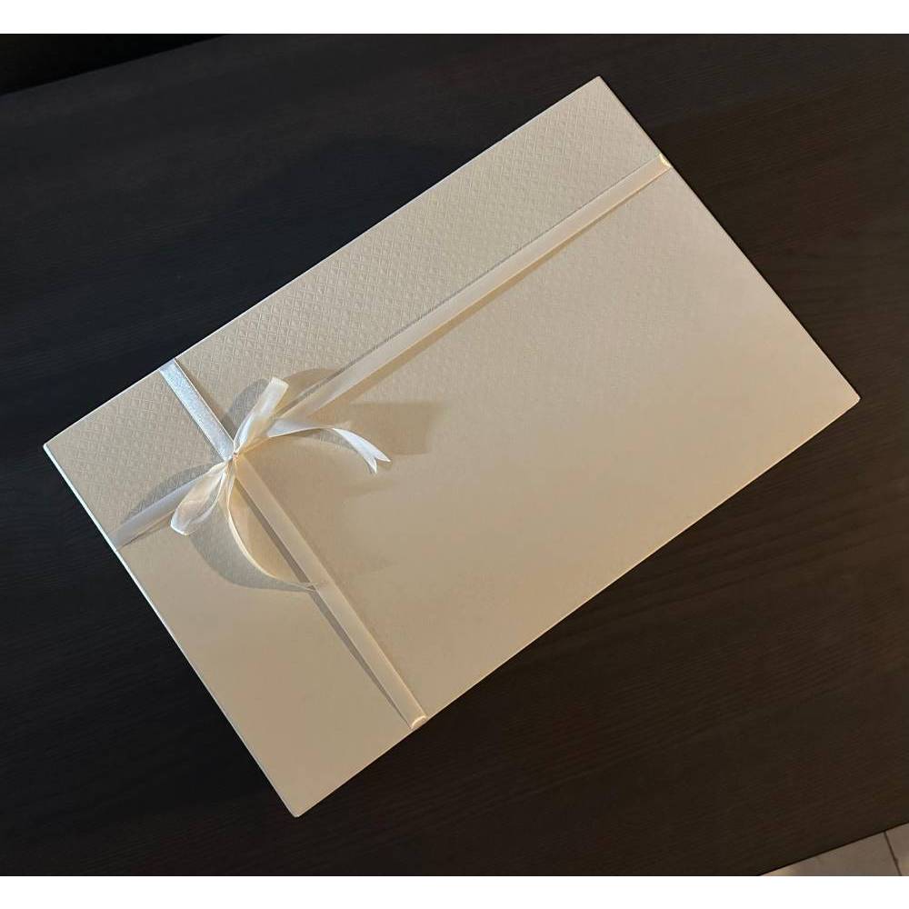 

Kotak Box Hantaran Premium Cut Out First Edition 48 x 30 x 10cm Box Hampers Pernikahan Eksklusif dengan Desain Elegan dan Minimalis Cocok untuk Seserahan atau Perlengkapan Ibadah