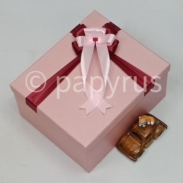 

PAPYRUS 25x30 Tinggi 15cm Kotak Kado Gift Box Hardbox Hampers V1