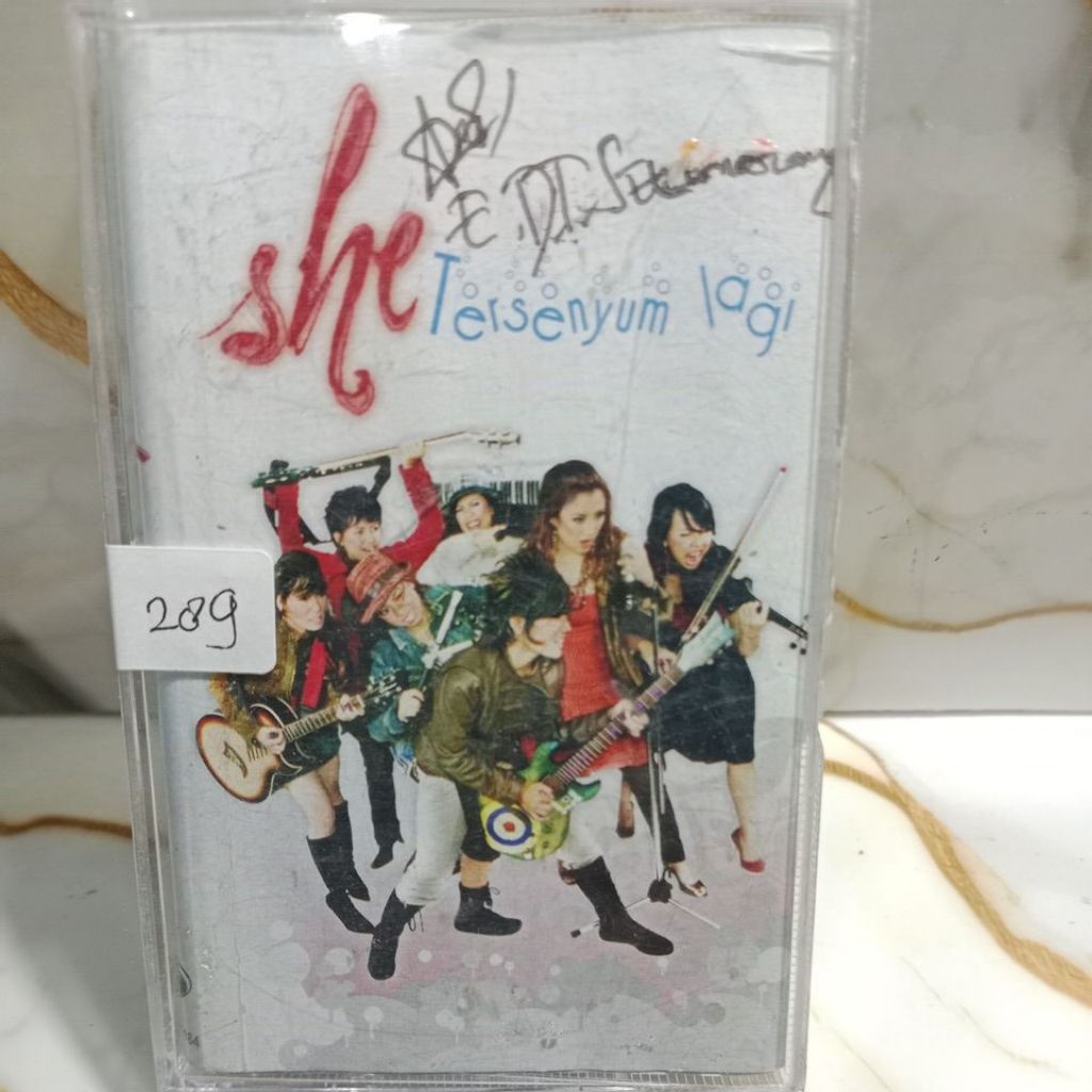 kaset pita She-tersenyum lagi