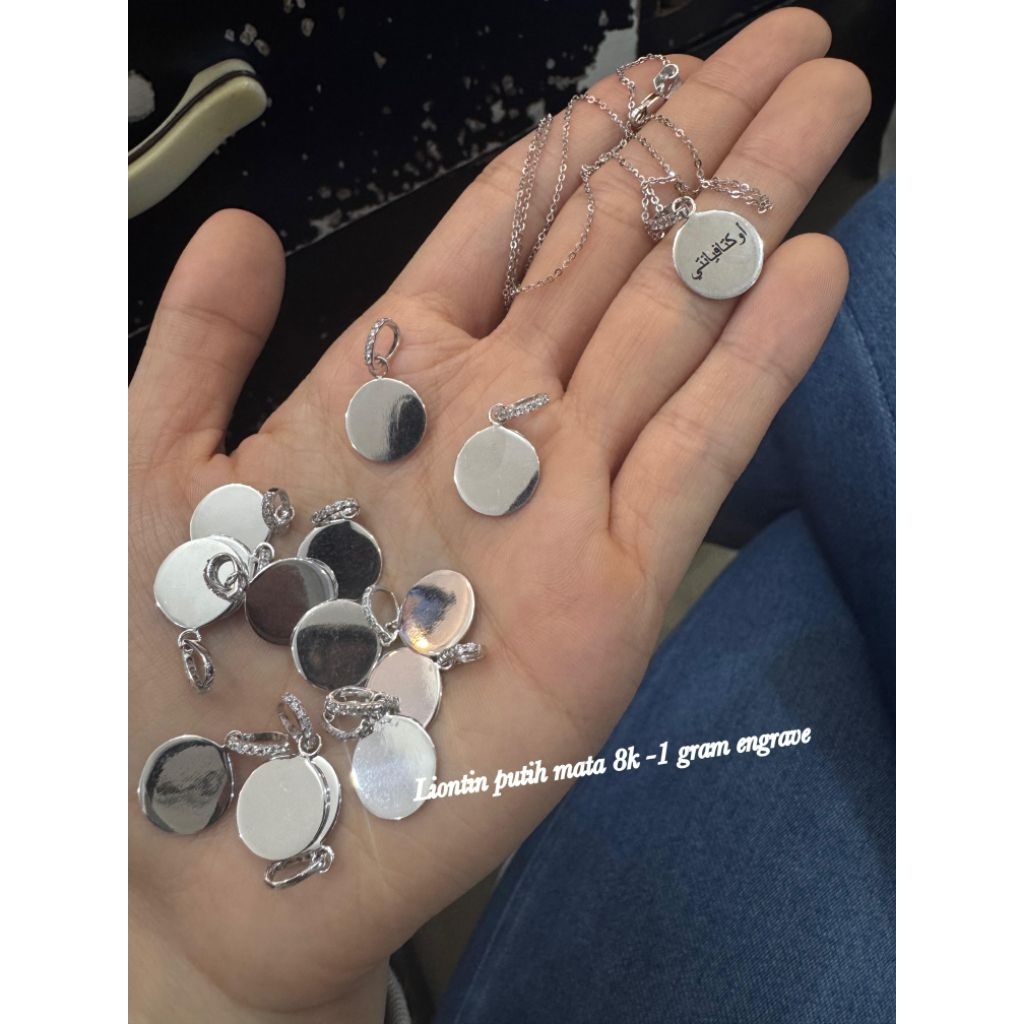 Liontin koin mata emas putih grafir nama inisial zodiak