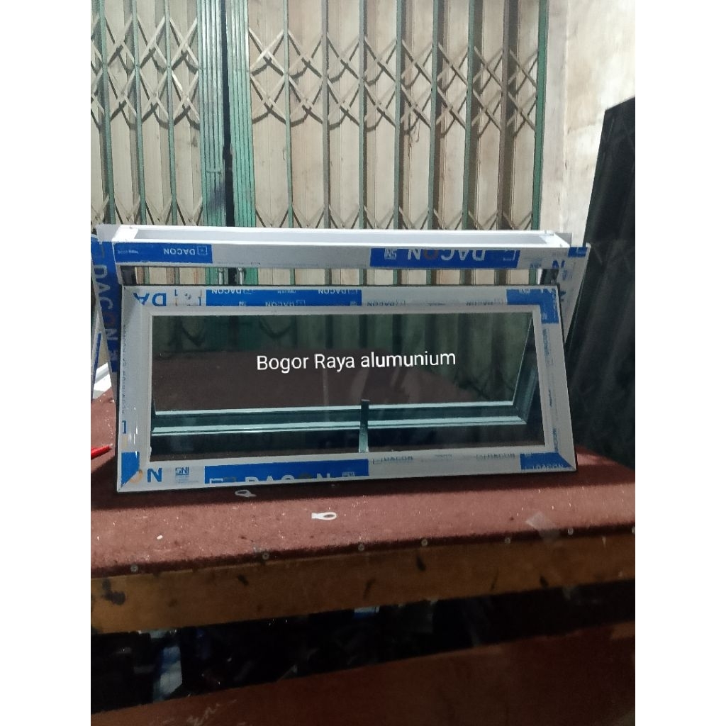 jendela aluminium Boven komplit.L70x40 80x50 banyak pilihan ukuran.gratis Peking kayu