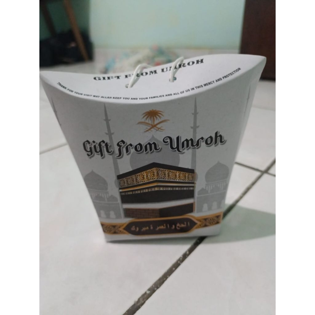 

Dus tenteng tali.Kemasanbuntuk isian oleh oleh Haji Dan Umroh.Hrga tersebut untuk 25pcs