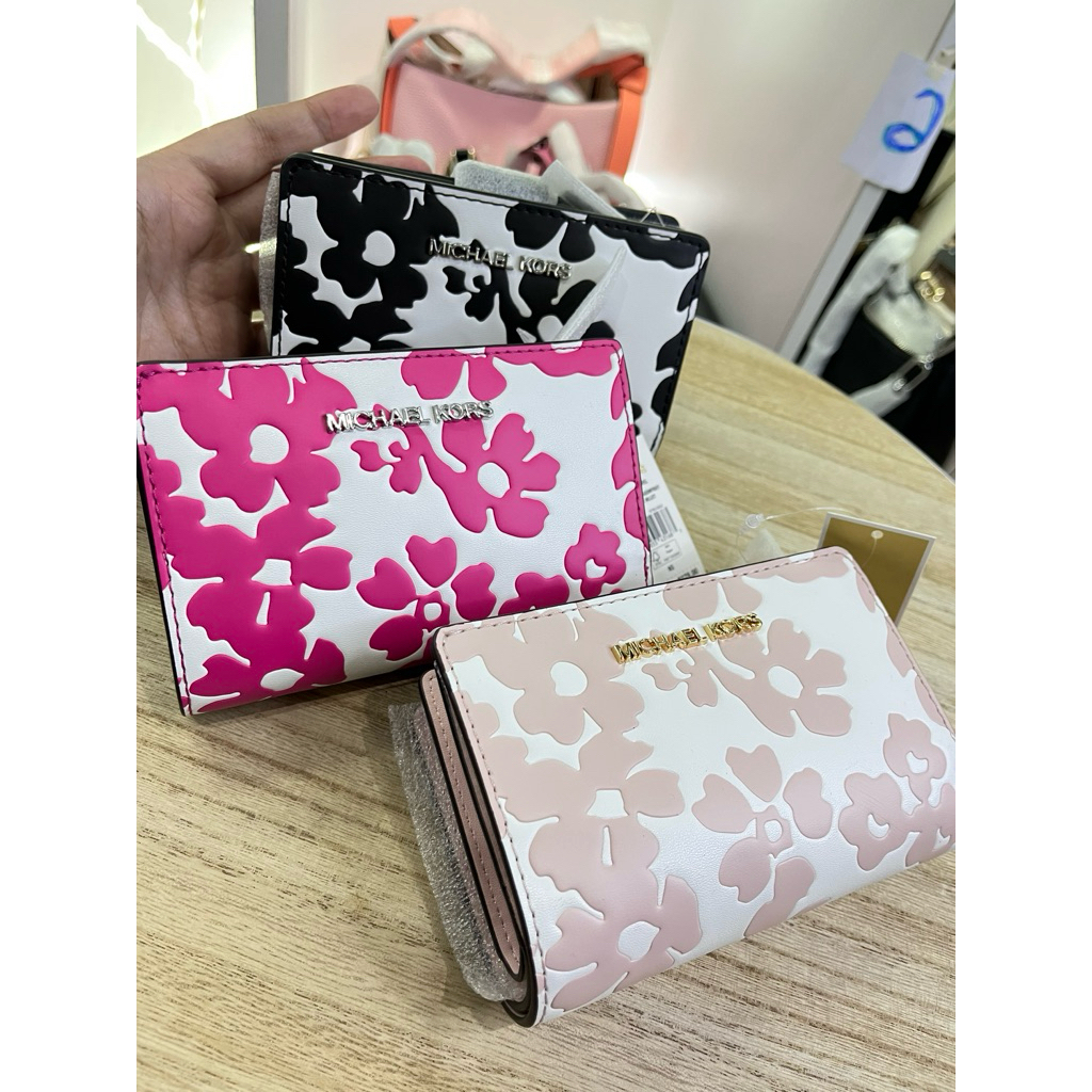 mk jetset medium wallet