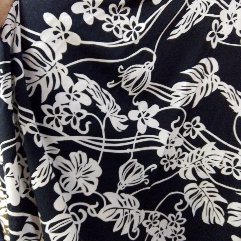 Kain Katun Linen Motif Bunga Hitam Putih – Bahan Adem Halus untuk Gamis, Blouse, Dress, Outer