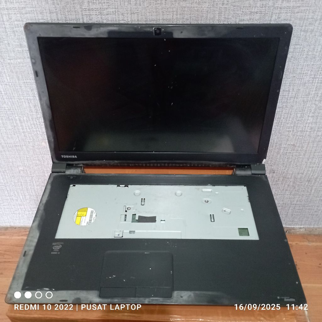 Laptop Toshiba satellite B65/R windows 8 Corei3 Mesin normal tested minus Layar pecah gak ada kibort