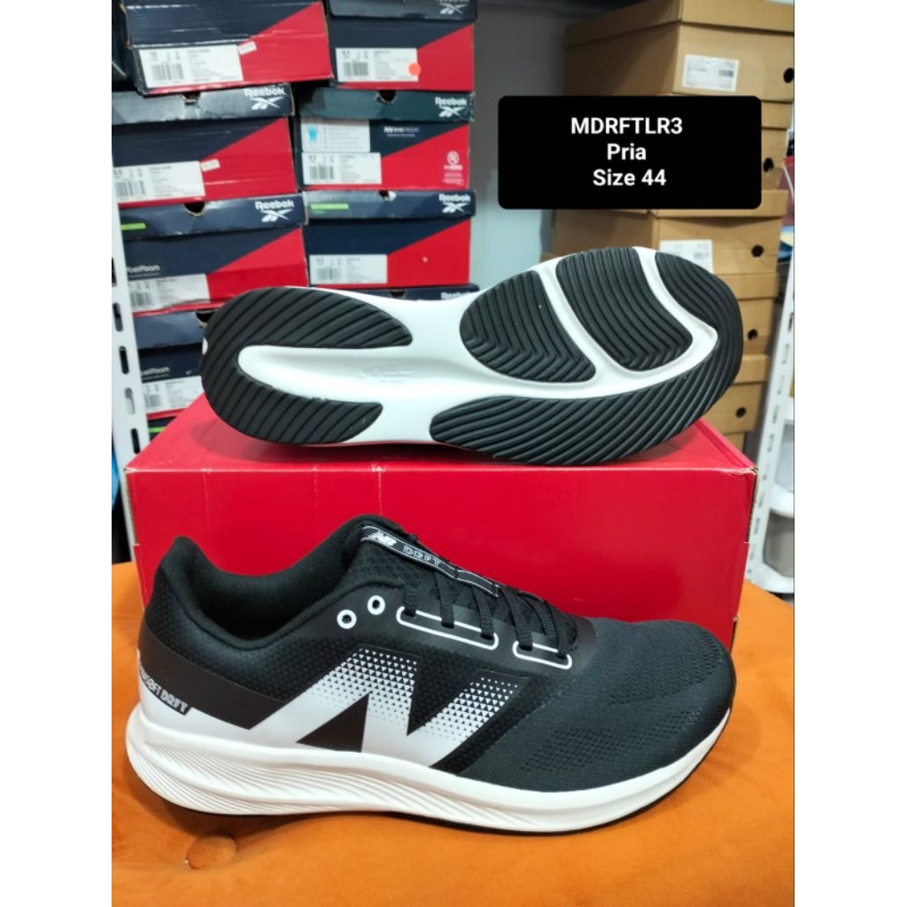 Sepatu lari/running pria Size 44